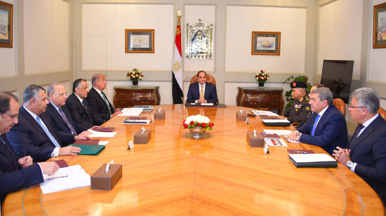 السيسي يجتمع بقيادات الدولة ويشيد بجهود القوات المسلحة والشرطة فى حماية أمن مصر (1)