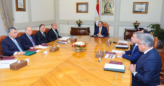 السيسي يجتمع بقيادات الدولة ويشيد بجهود القوات المسلحة والشرطة فى حماية أمن مصر (2)