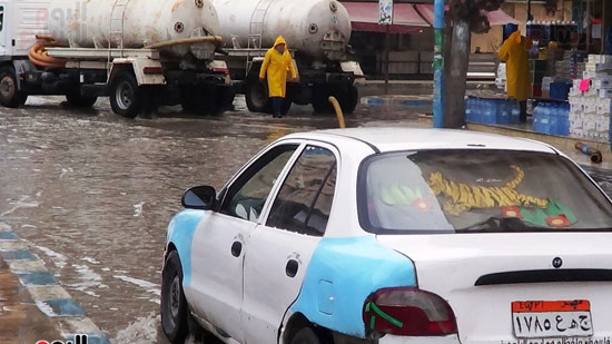 أعمال إزالة تجمعات مياه الأمطار بشوارع مدينة مرسى مطروح