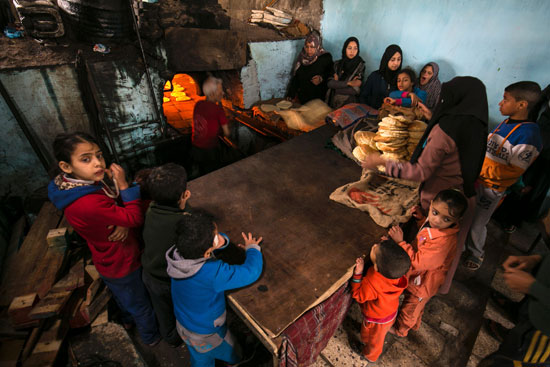أطفال فلسطين ينتظرون دورهم للحصول علي الخبز فى غزة