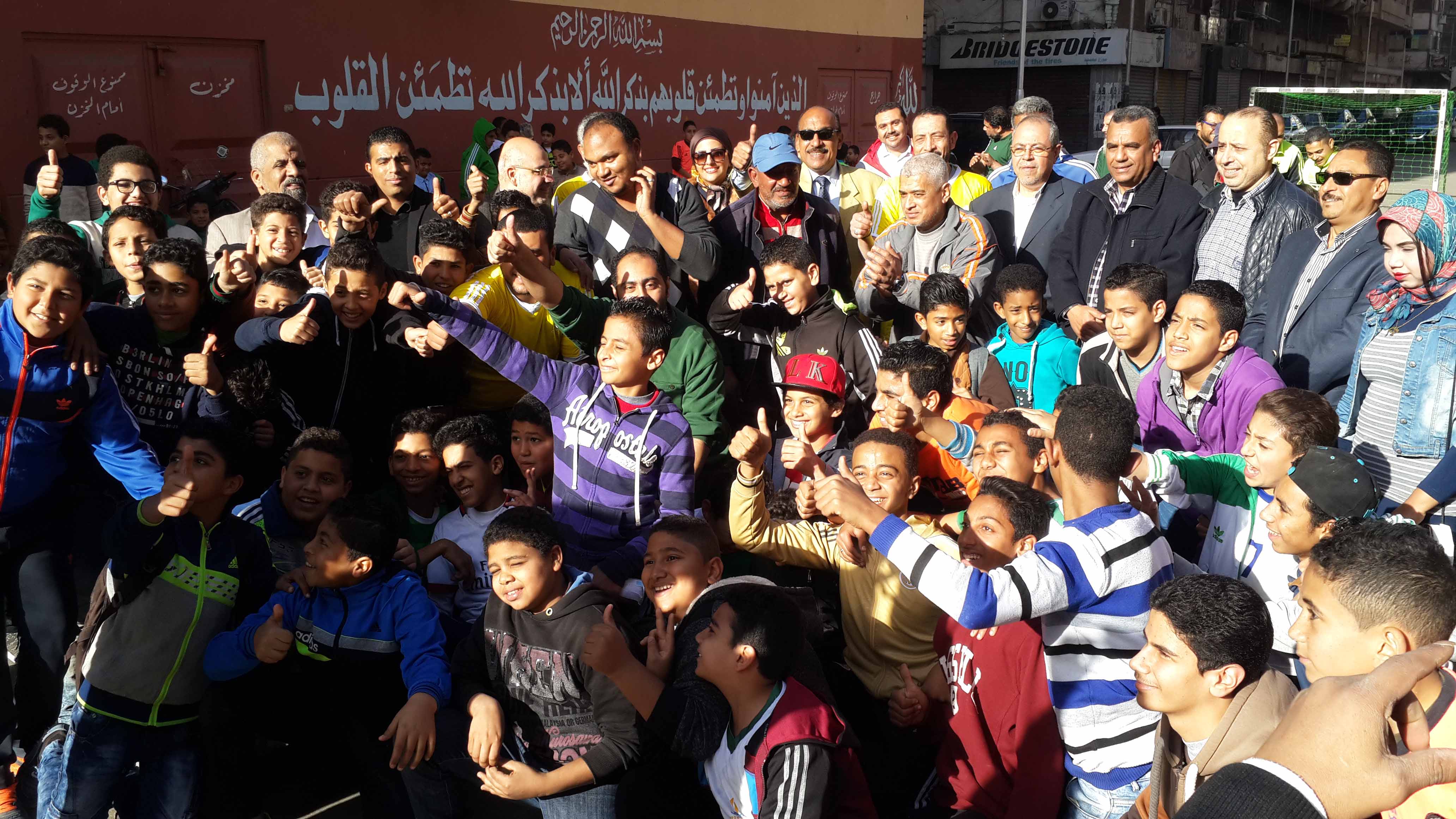 شباب واطفال ورجال المنطقة مع تنفيذي محافظة بورسعيد وشباب المبادرة