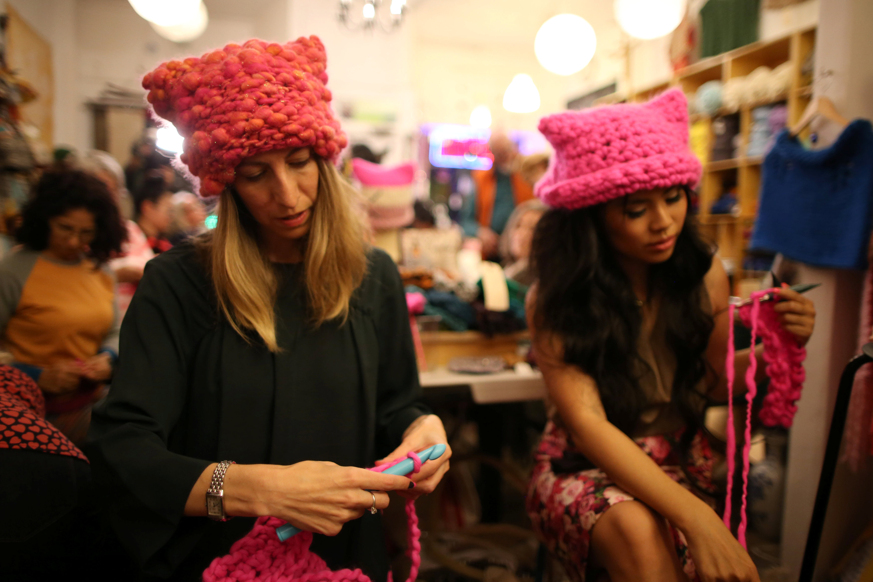 القبعات الوردية الخاصة بمسيرة pussyhats ضد ترامب