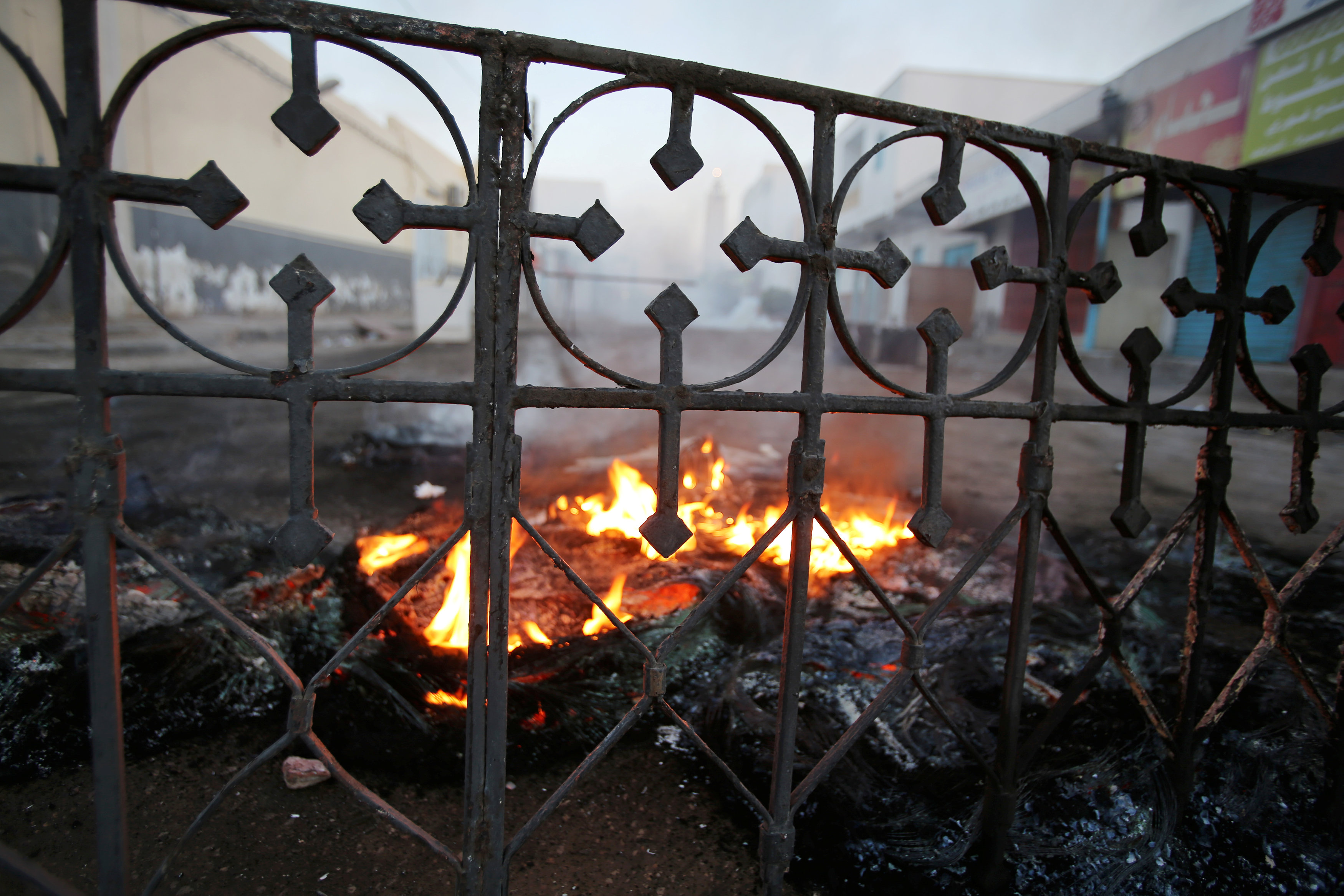 آثار الاشتباكات بين قوات الأمن التونسية والمتظاهرين