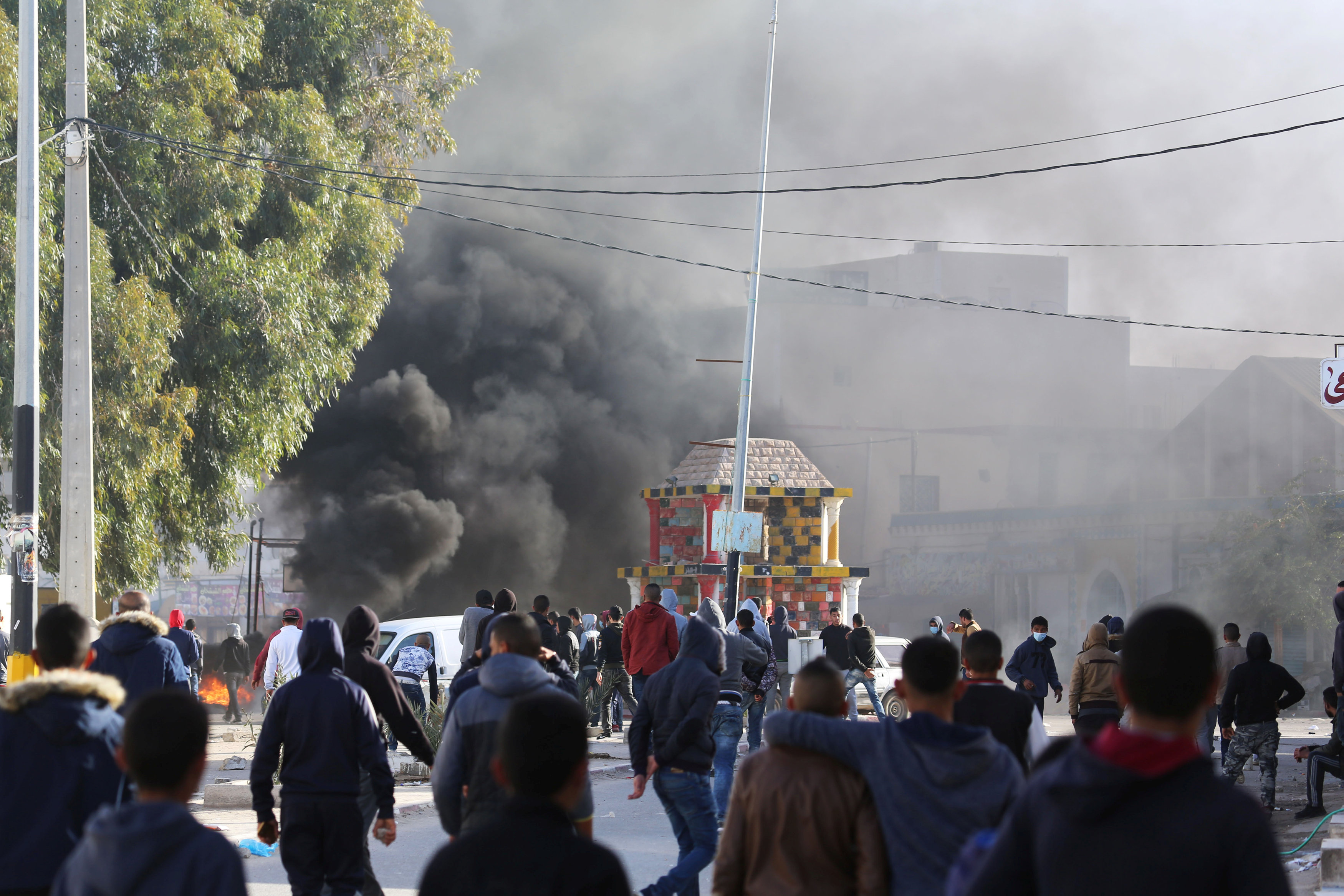 جانب من العنف بين قوات الشرطة التونسية والمتظاهرين
