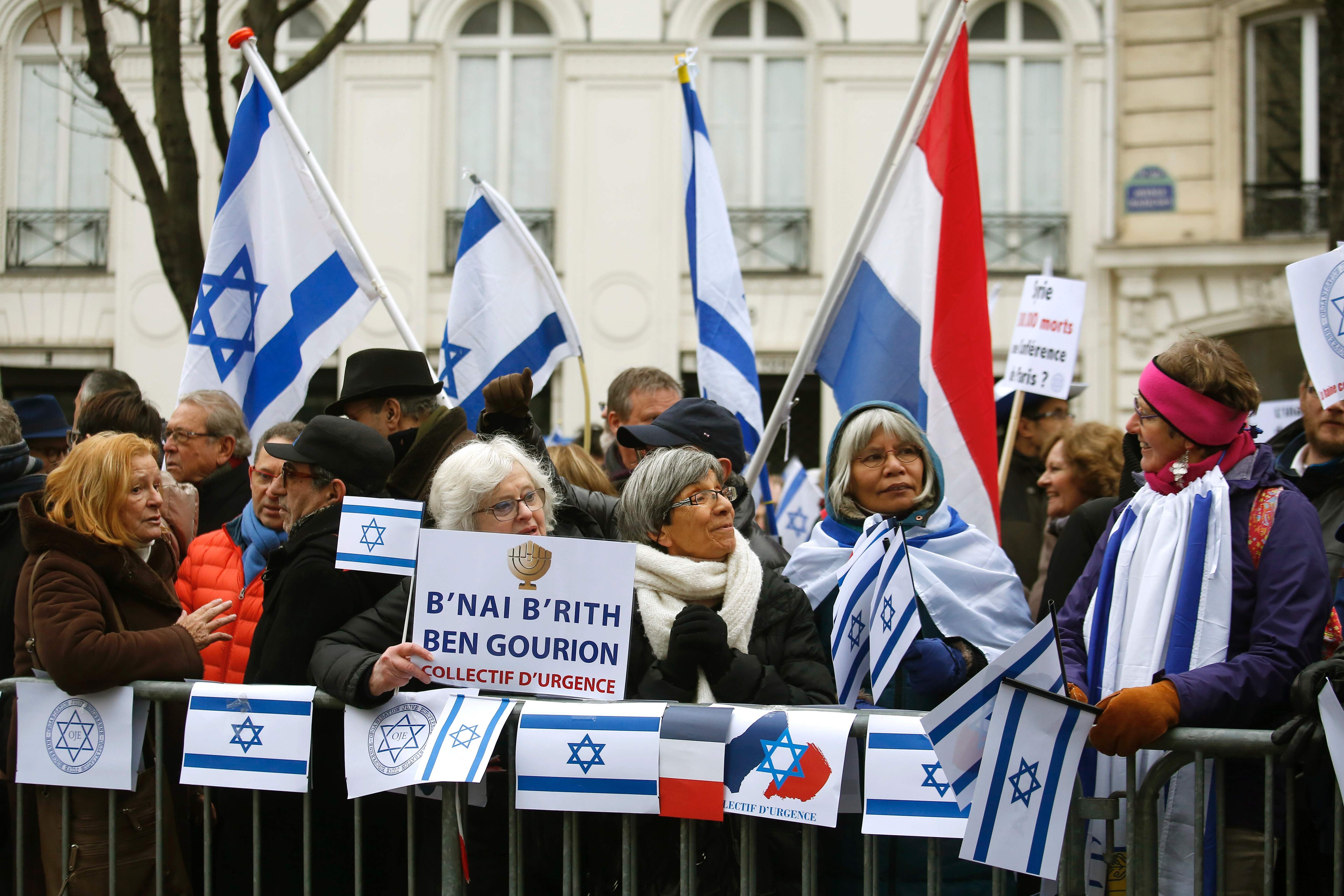 مئات الإسرائيليين يحتجون على مؤتمر باريس للسلام