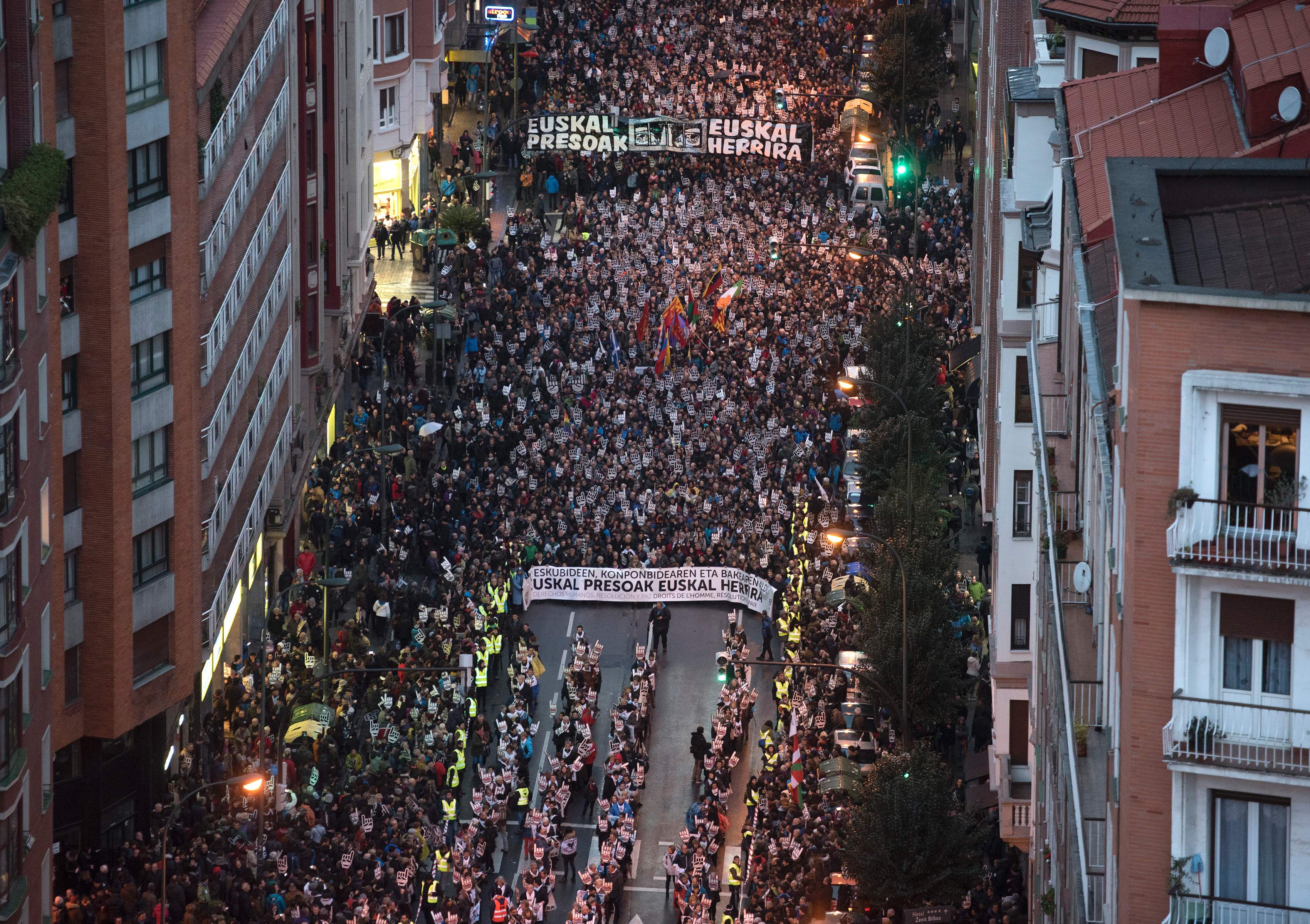 آلاف الاسبان يحتشدون فى شوارع اسبانيا