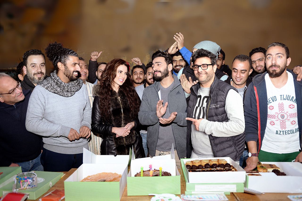 تامر حسنى يحتفل بعيد ميلاد درة مع اسرة فيلم تصبح على خير