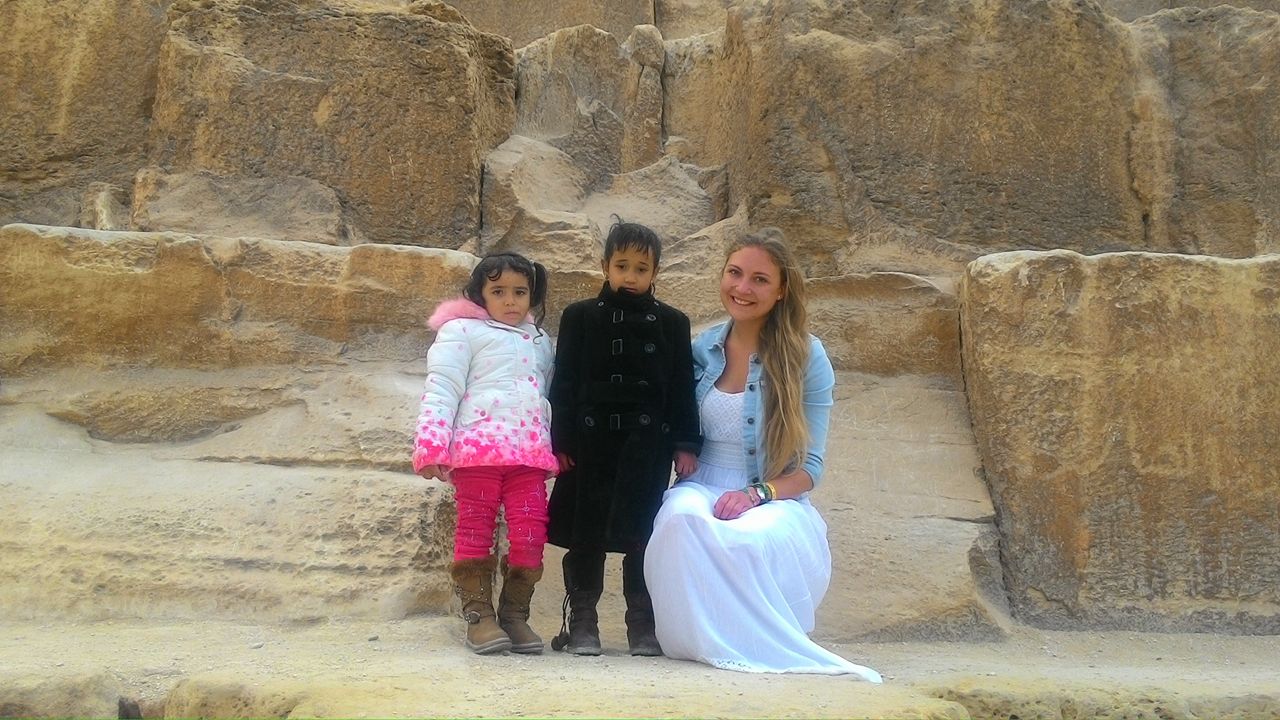 سائحة تلتقط صورا مع أطفال مصريين