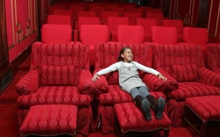 ساشا أوباما داخل سينما البيت الابيض ساشا أوباما داخل سينما البيت الابيض