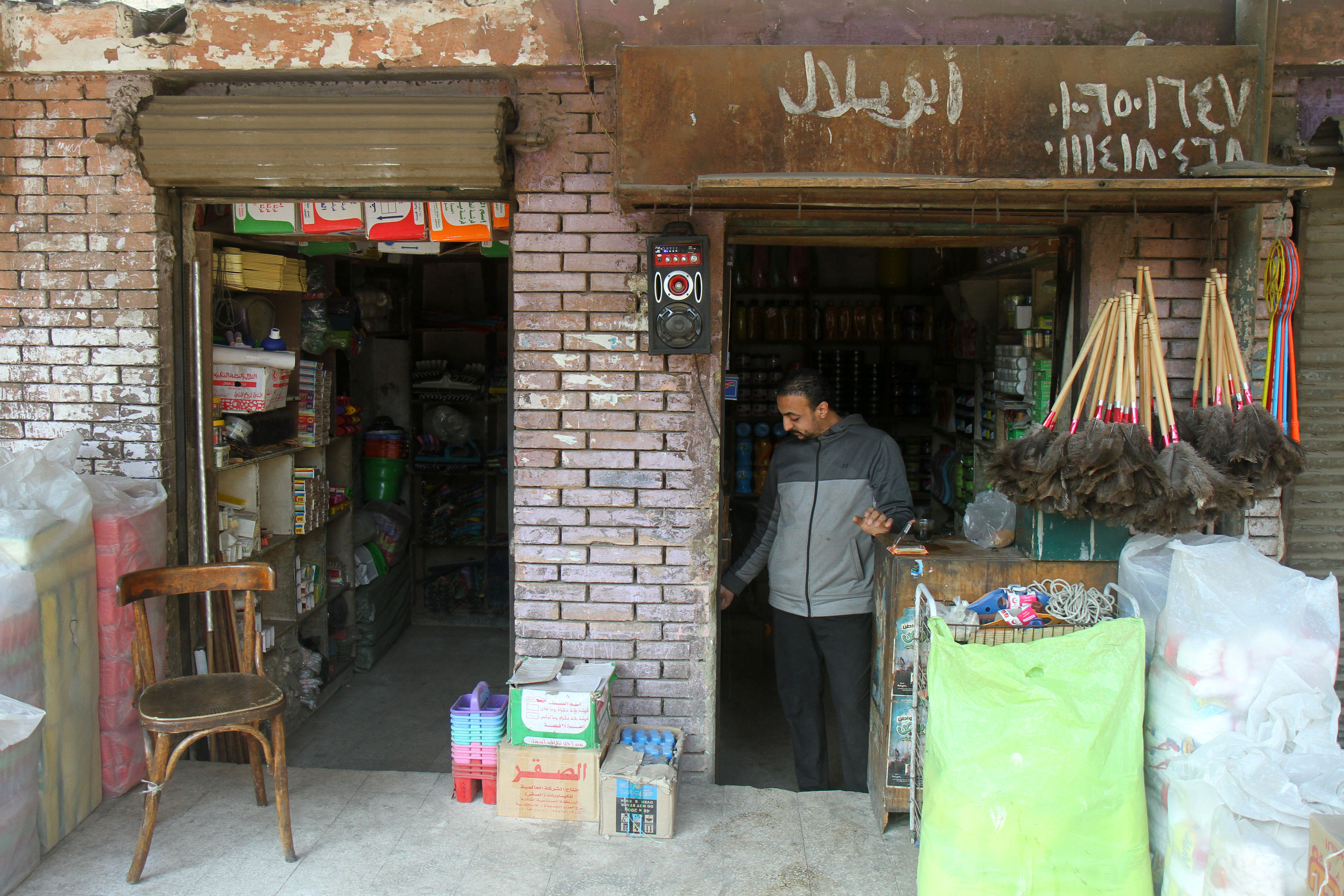 احد الباعة داخل سوق البوهى