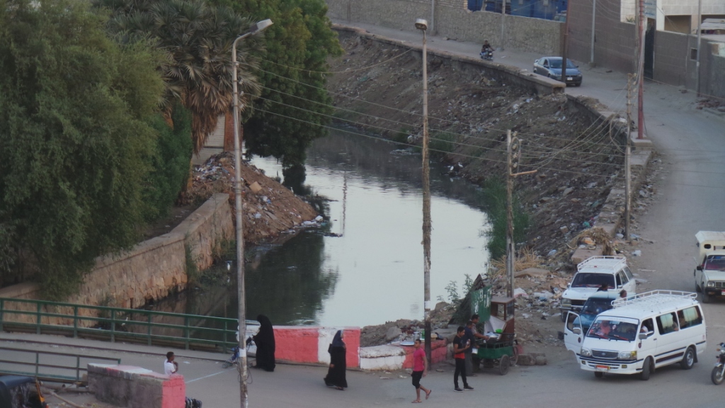 مصرف السيل يحمل مياه الصرف الصحى التى تصب فى النيل