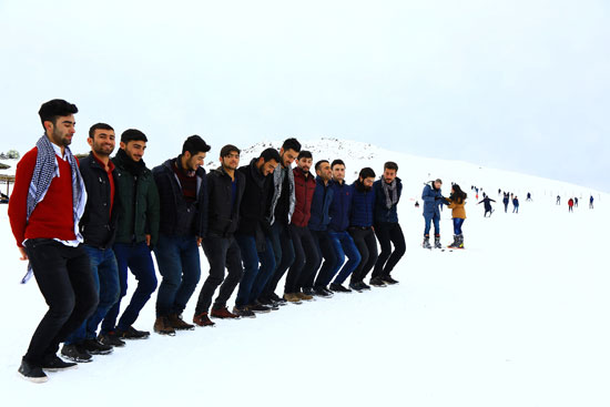 طقوس خاصة للأكراد على الجليد فى ديار بكر التركية.