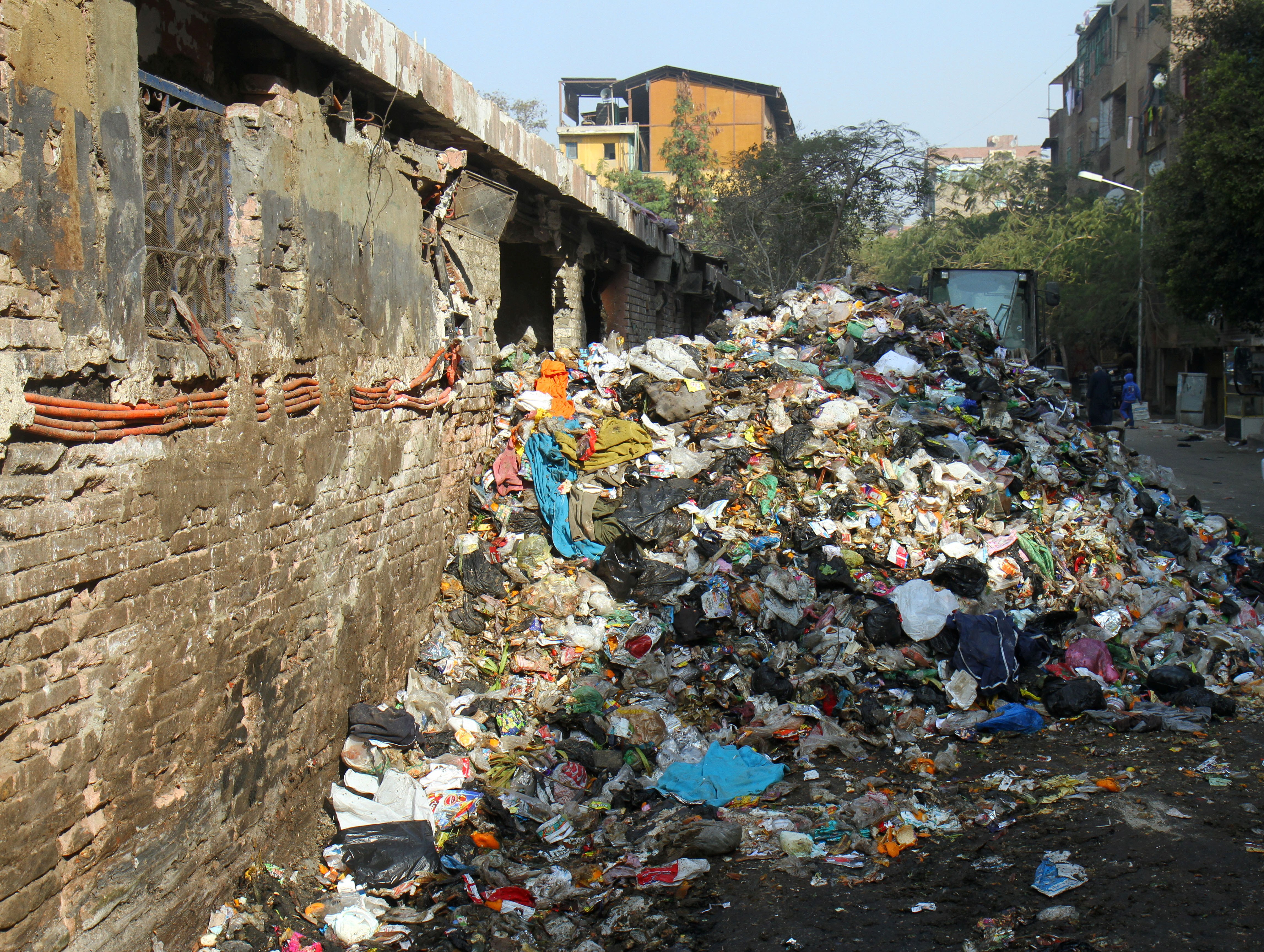 القمامة تحاصر سوق البوهى بامبابة