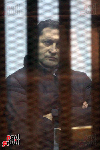 علاء مبارك يتابع جلسة محاكمته فى قضية البورصة