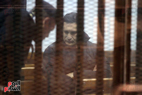 علاء مبارك وحوار جانبى مع أحد رجال الأمن
