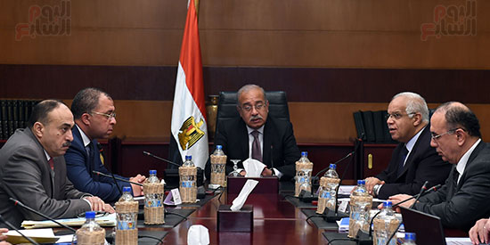 اجتماع شريف إسماعيل رئيس الوزراء وجلال السعيد وزير الثقل (3)