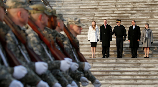 شخصيات أمريكية بارزة بجانب الجنود استعدادا لحفل تنصيب ترامب