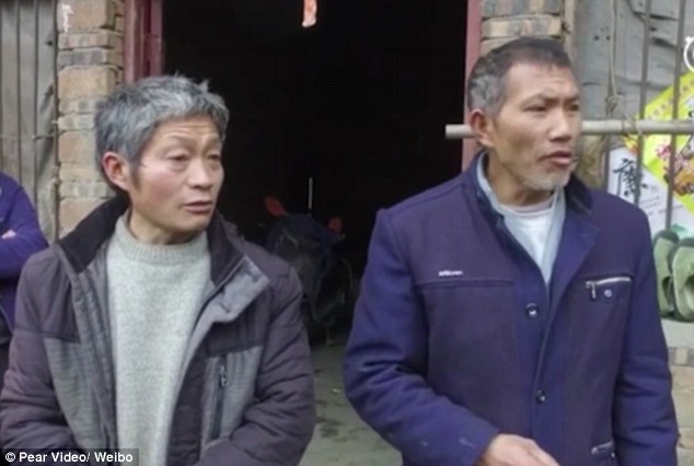 نجل المسن الصينى (يمين) أثناء تحدثه مع وسائل الإعلام عن ملابسات عودة والده من الموت