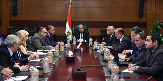 اجتماع شريف إسماعيل رئيس الوزراء وجلال السعيد وزير الثقل (2)