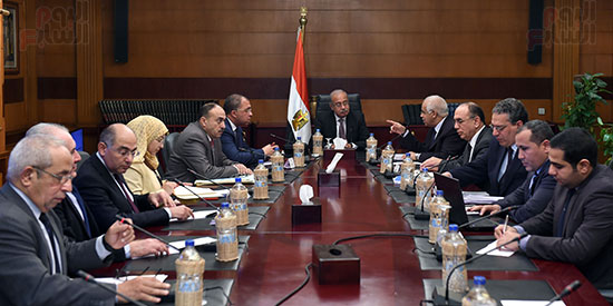 اجتماع شريف إسماعيل رئيس الوزراء وجلال السعيد وزير الثقل (1)