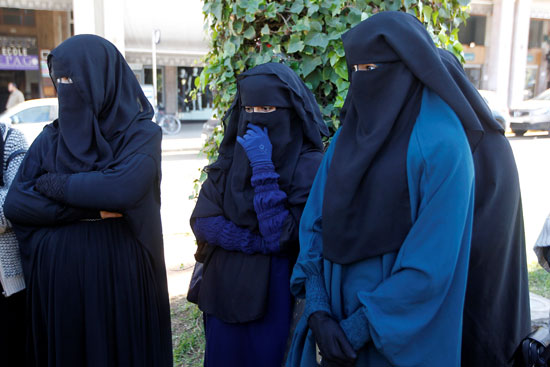 نساء المغرب يتظاهرن ضد حذر بيع النقاب.