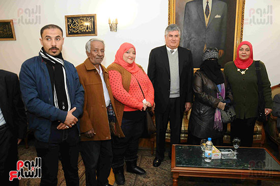 مواطنون يلتقطون الصور التذكارية مع نجل الزعيم الراحل جمال عبد الناصر