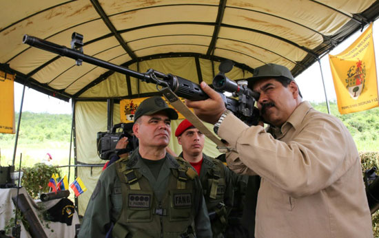 الرئيس الفنزويلي يتفحص بندقية خلال تمارين عسكرية في كراكاس