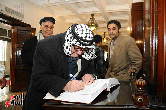 فلسطينى يسجل فى دفتر الحضور 
