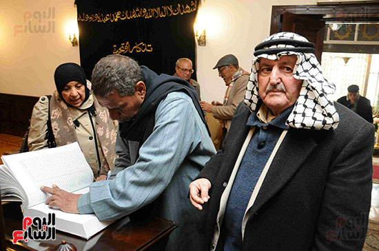 مواطنون يسجلون فى دفتر الحاضرين للمشاركة فى ذكري ميلاد الراحل عبد الناصر