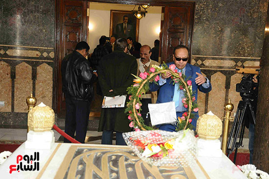وضع إكليل الزهور على قبر الزعيم الراحل جمال عبد الناصر