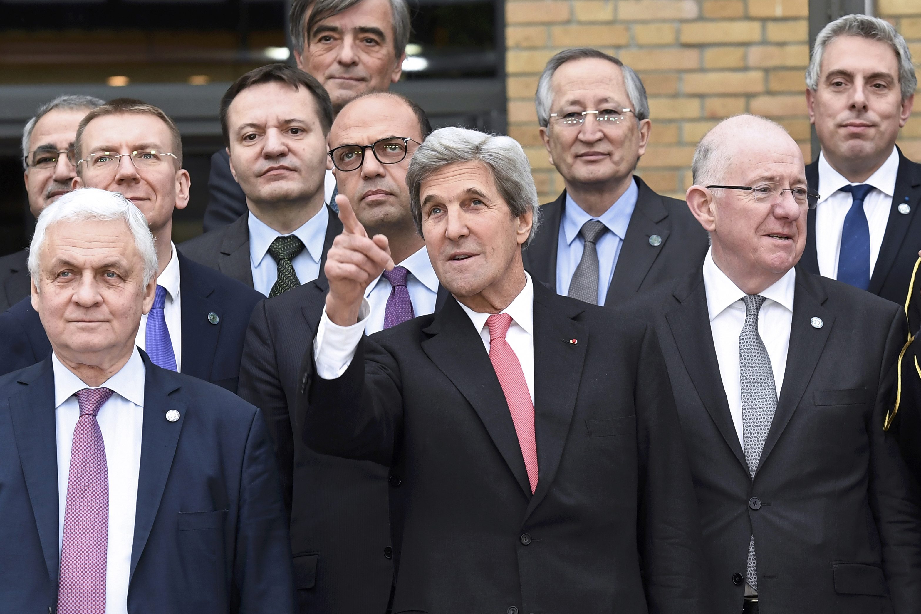 5 وزير  الخارجية الامريكية جون كيري بجانب السفير الروسي فى فرنسا الكسندر أورلوف