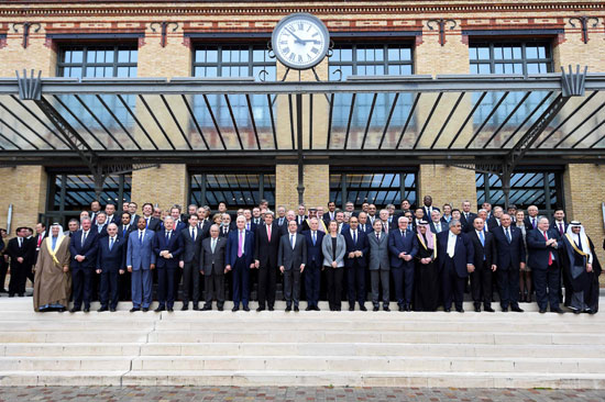 زعماء العالم يلتقطون صورة تذكارية فى مؤتمر باريس للسلام.