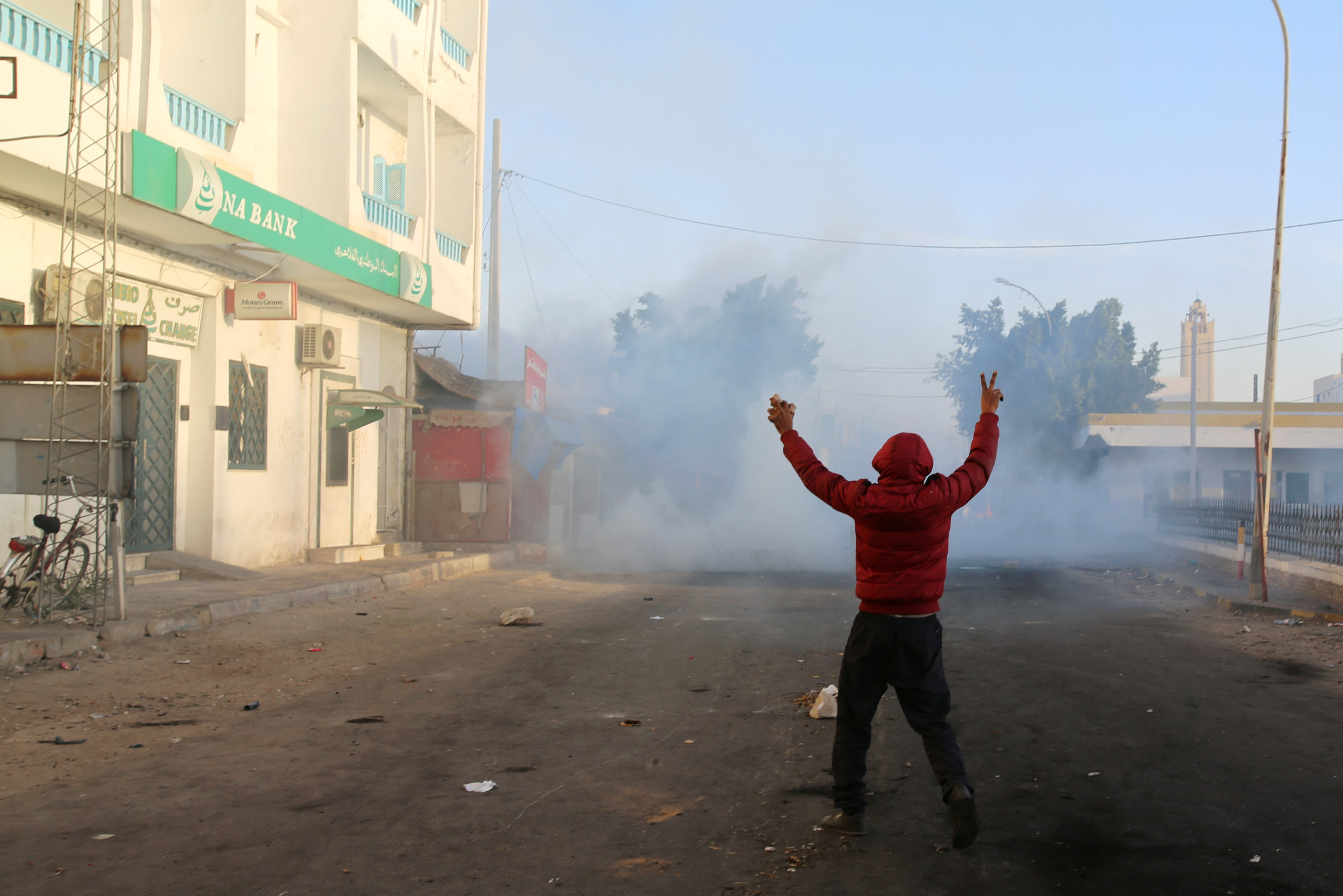 الشرطة تطلق الغاز المسيل للدموع لتفريق المتظاهرين
