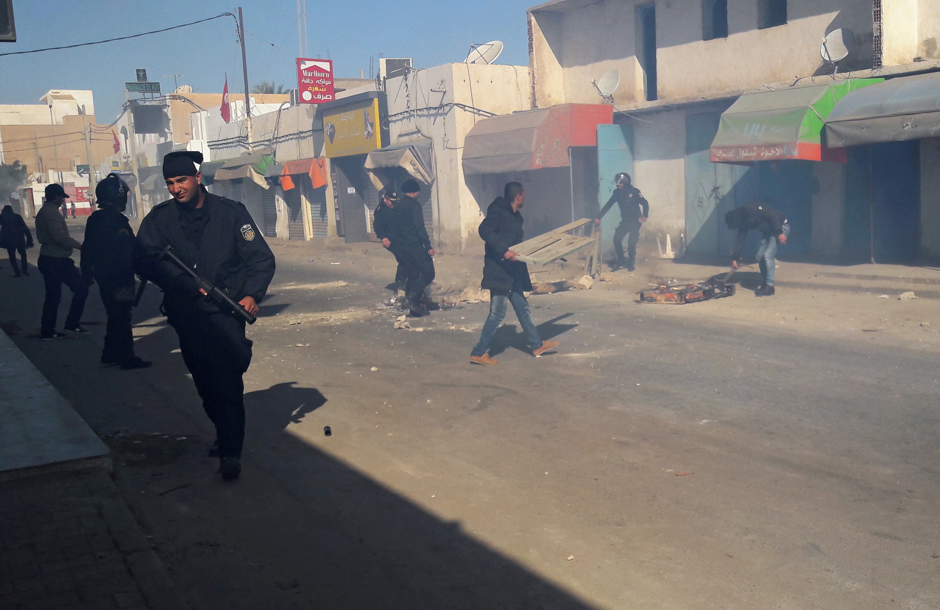 قوات الأمن التونسية تفرق المظاهرين