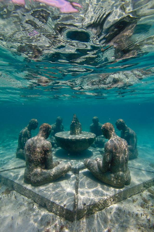 •	مجموعة تماثيل فى قاع المحيط