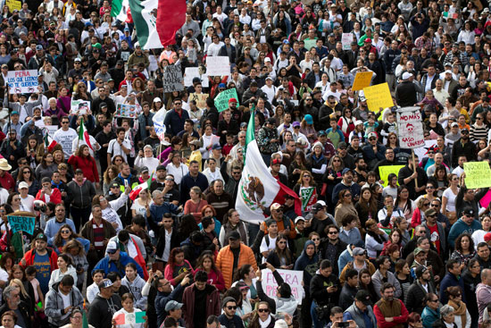 ·       آلاف المحتجون يحتشدون ضد ارتفاع اسعار الوقود فى المكسيك