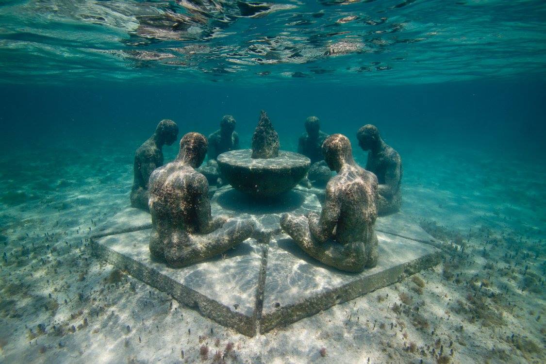 •	مجموعة تماثيل فى قاع المحيط