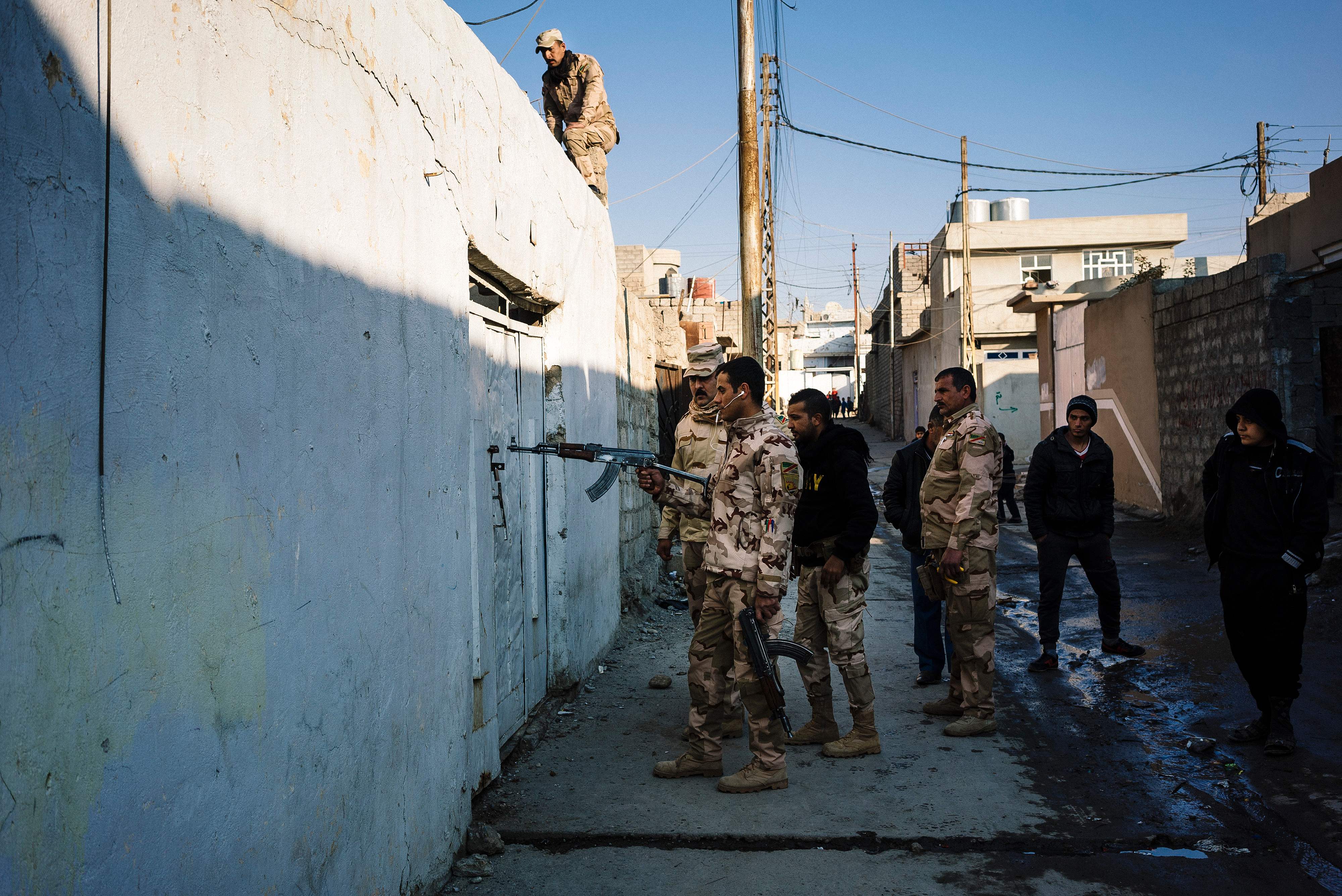 القوات العراقية تقتحم منزل فى الموصل