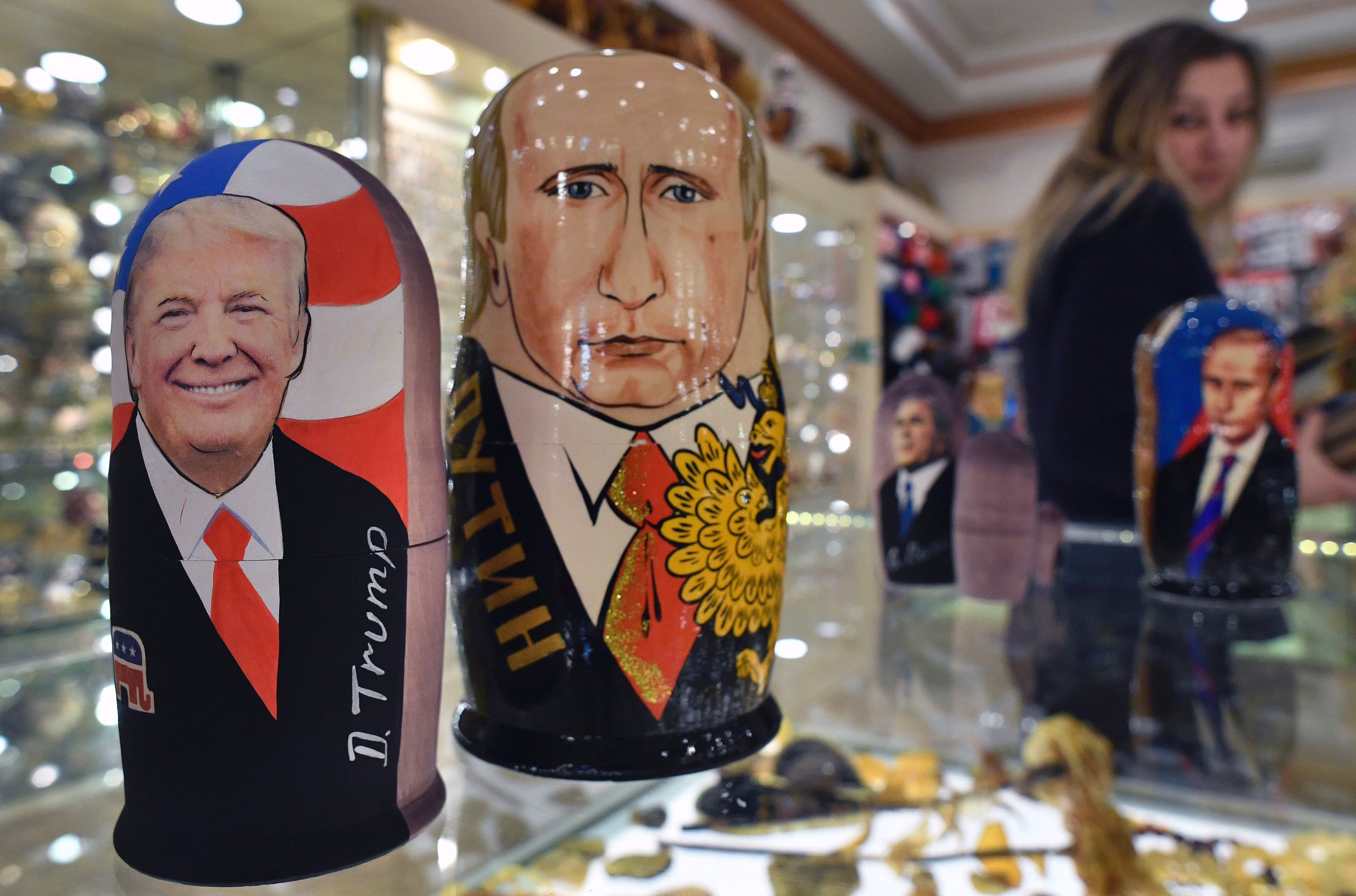 محل هدايا يبيع دمى خشبية عليها صور فلاديمير بوتين ودونالد ترامب