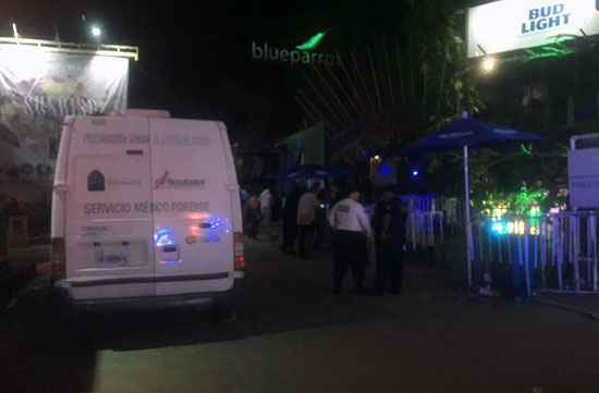 الشرطة على مدخل المنتجع السياحى عقب الهجوم المسلح فى المكسيك