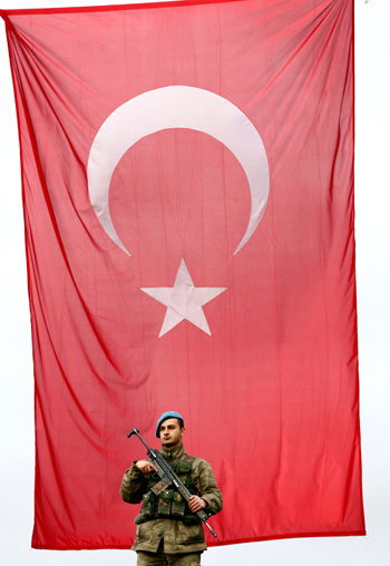 أحد الجنود يؤمن ساحة مصارعة الجمال فى منطقة بحر ايجه التركية