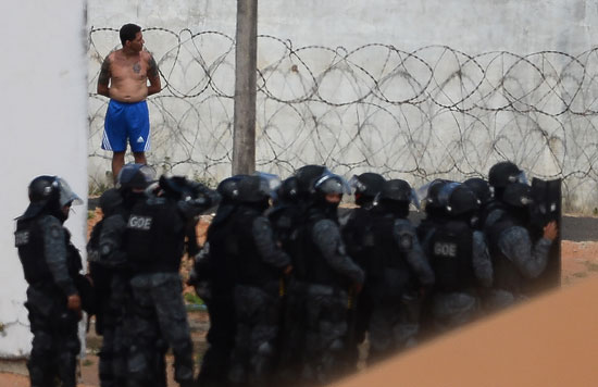 3- عناصر شرطة مكافحة الشغب البرازيلية يتفاوضون مع مندوب عن سجناء