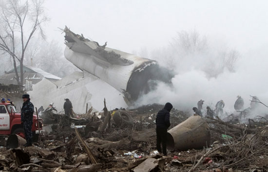 فرق الإنقاذ والحماية المدنية فى محيط تحطم طائرة الشحن التركية فى قيرغزستان
