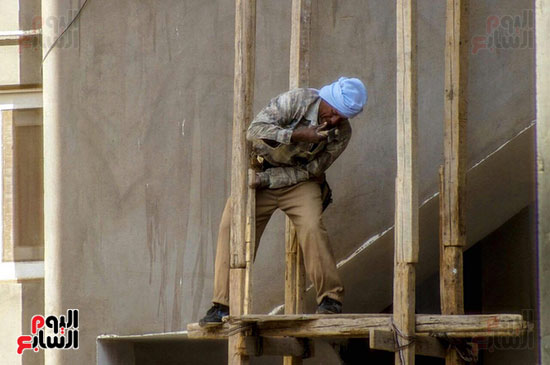 احد-العمال-اثناء-وجوده-علي-سقالة-مبني-جديده