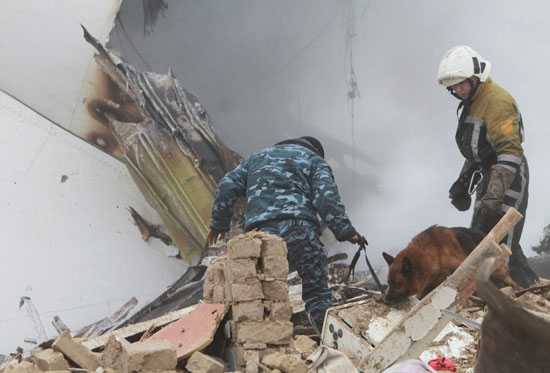رجال الإنقاذ يبحثون عن ضحايا فى موقع سقوط الطائرة التركية بقيرغزستان