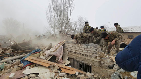 رجال الإنقاذ يبحثون عن ضحايا فى المنازل المهدمة أثر سقوط طائرة شحن تركية