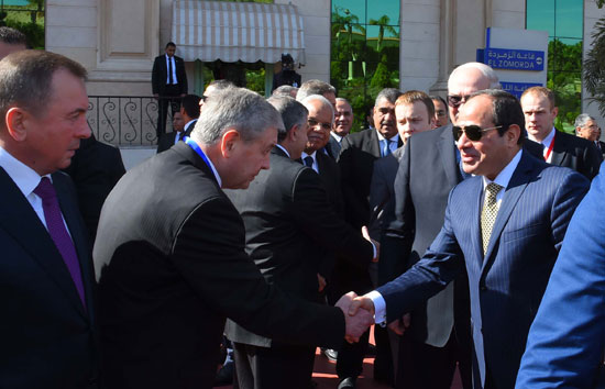  الرئيس السيسى يصافح الوفد المرافق للرئيس البيلاروسى