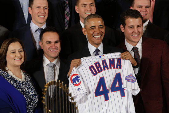 2- أوباما يحمل قميصا تذكارية باسمه قدمها إليه لاعبو نادي شيكاغو كابز