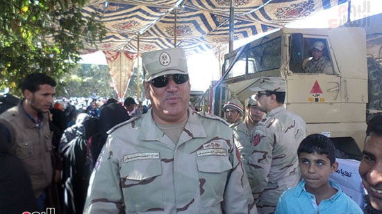 أحد قيادات القوات المسلحة أثناء توزيع الكراتين
