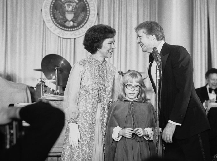روزالين كارتر (يسار)، وابنتها إيمي والرئيس جيمي كارتر في حفل تنصيبه في العام 1977